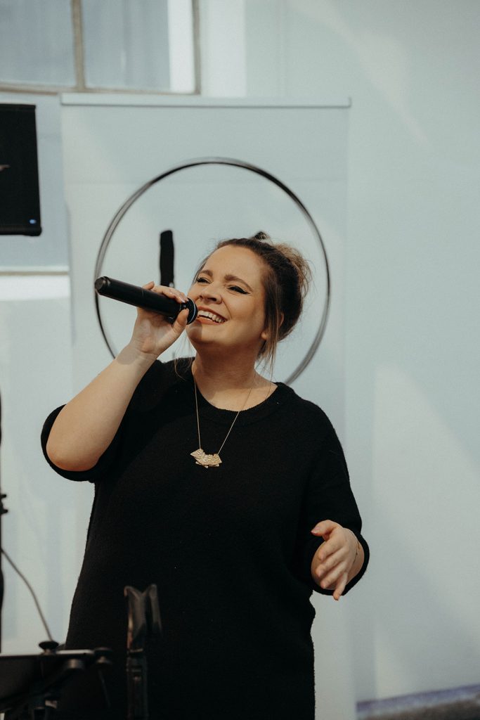 Hochzeitssängerin Laura singt