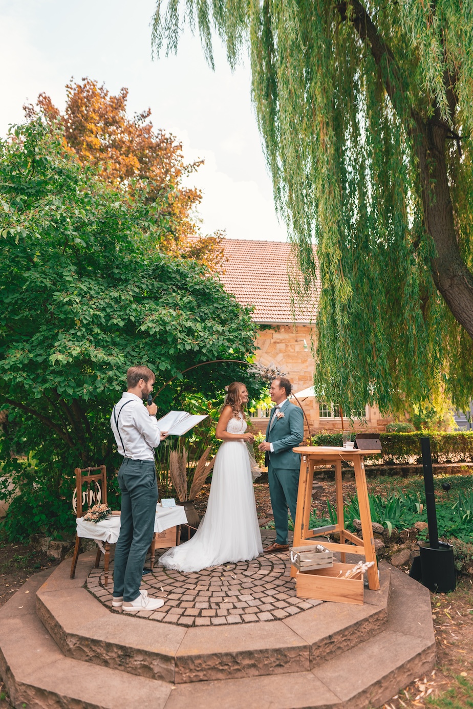 oml-hochzeit-wedding-tabea-konstantin-two-men-group