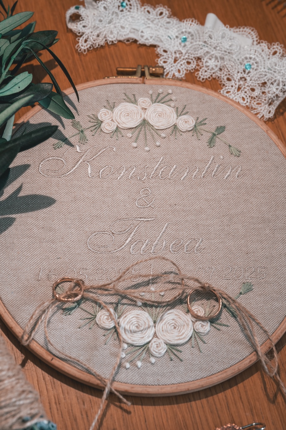 oml-hochzeit-wedding-tabea-konstantin-two-men-group