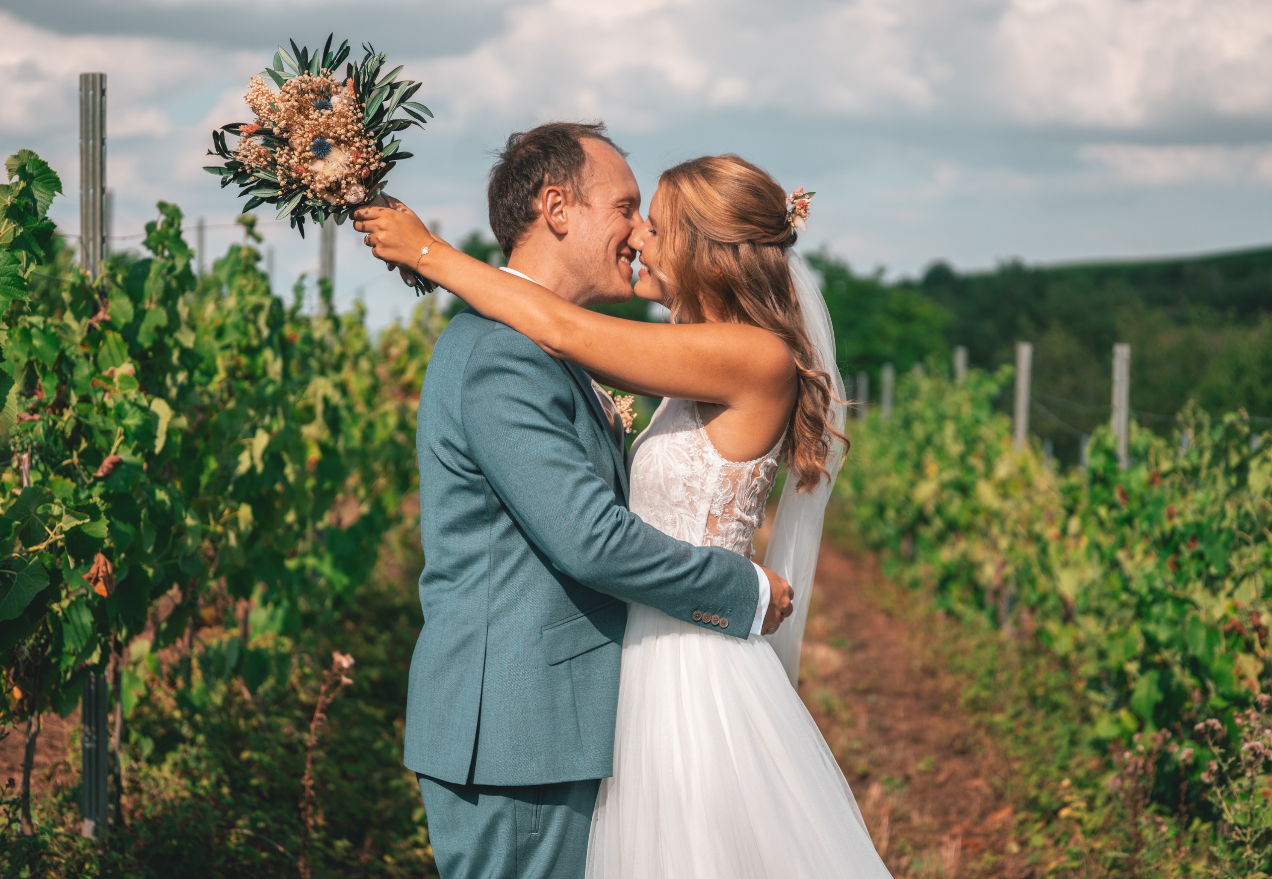 oml-hochzeit-wedding-tabea-konstantin-two-men-group