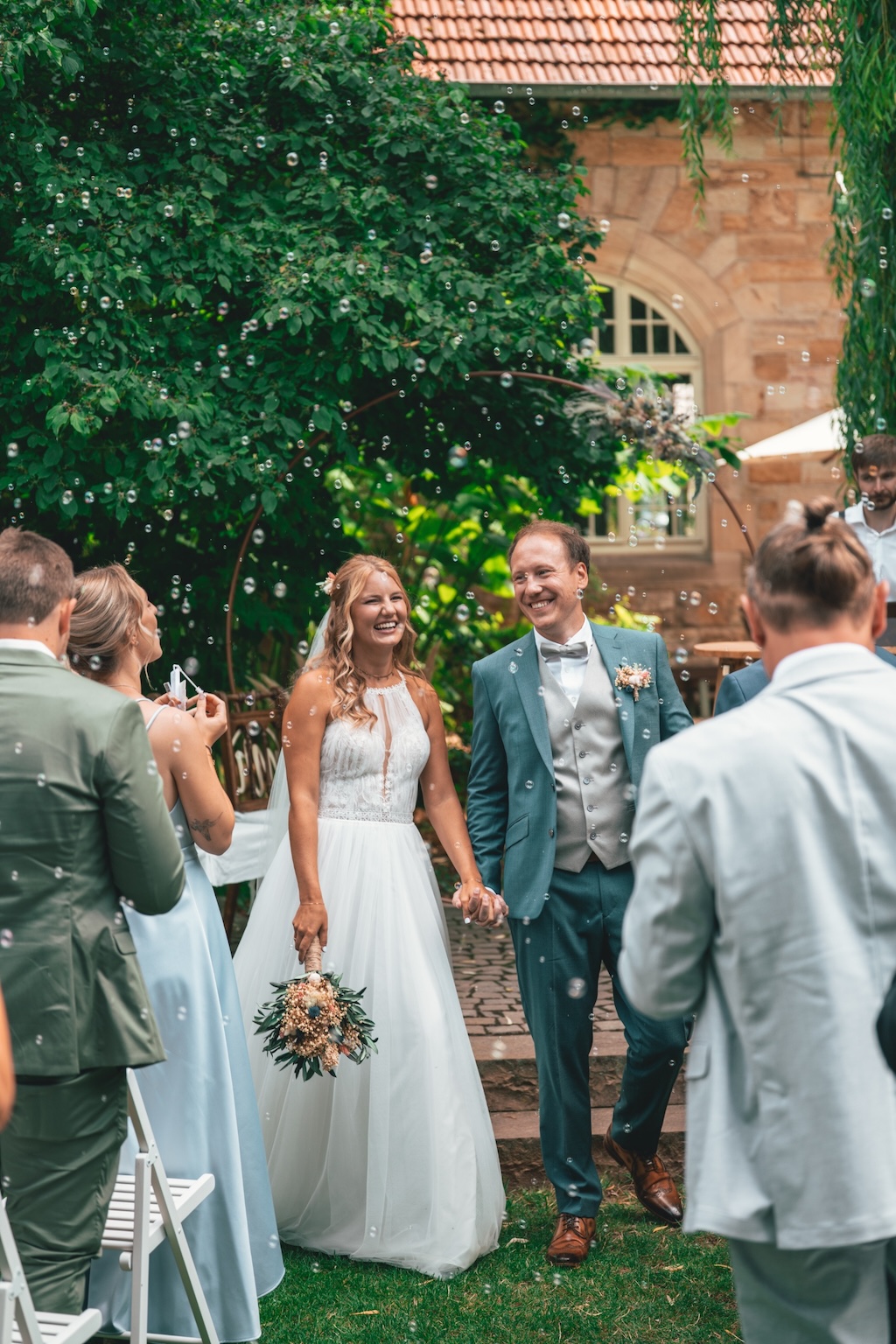 oml-hochzeit-wedding-tabea-konstantin-two-men-group